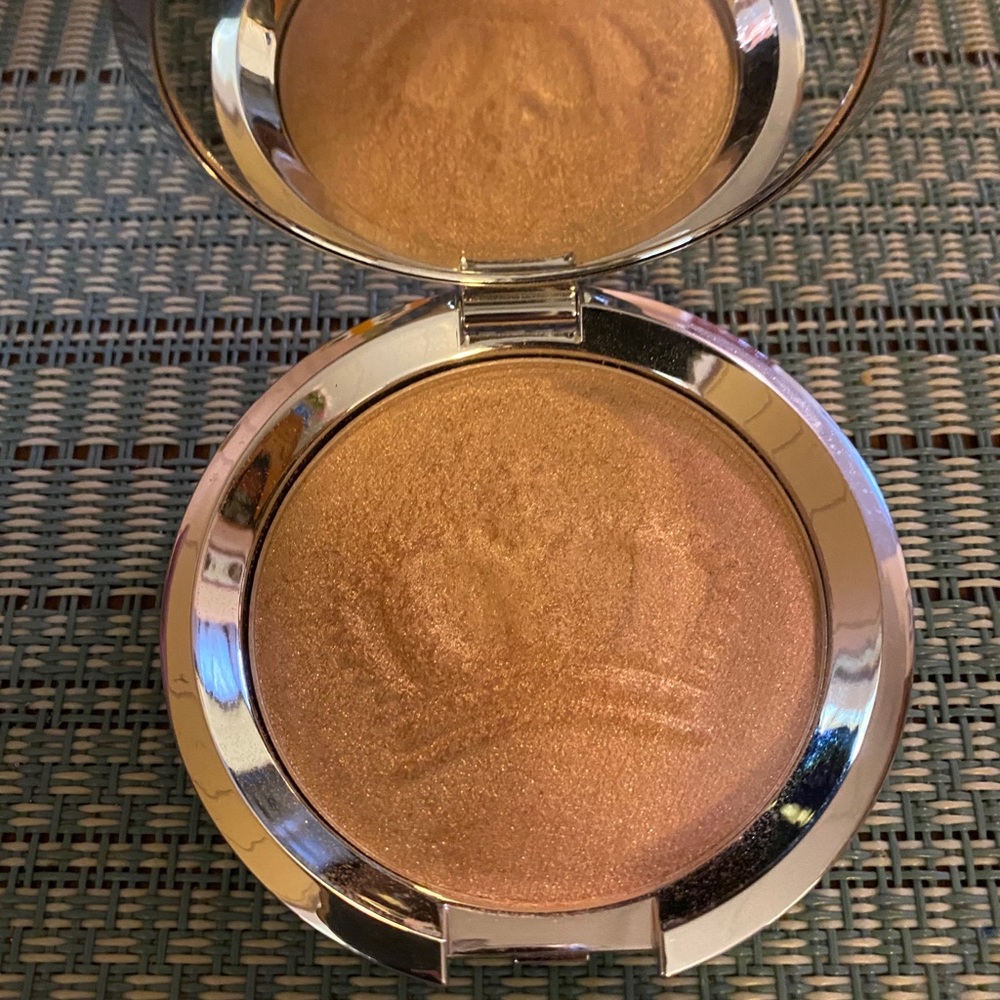 Becca Royal Glow highlighter
